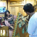 Ketua Dekranasda Kabupaten Kediri, Eriani Annisa Hanindhito, saat memegang batik produk UMKM Kabupaten Kediri. Foto: Ist