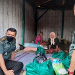 Dandim 0826/Pamekasan, Letkol Inf Ubaydillah, saat memberi bantuan terhadap dua nenek yang mengalami sakit dan lumpuh di Desa Kacok. 