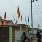 Kampung Gila Bola, Desa Gerongan, Kecamatan Kraton, Kabupaten Pasuruan saat memasang bendera raksasa peserta piala dunia 2022