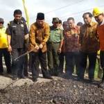 Bupati Malang Rendra Kresna meninjau perbaikan jalan pertanian di area Jarak Ijo Kecamatan Poncokusumo, Kabupaten Malang. foto: putut/ BANGSAONLINE