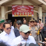 Kapolda Jawa Timur bersama Pangdam V Brawijaya Mayor Jenderal TNI Rudy Saladin, Penjabat Gubernur Jatim Adhi Karyono, Ketua Komisi Pemilihan Umum (KPU) RI Muchammad Afifuddin, Ketua Badan Pengawas Pemilihan Umum (Bawaslu) Jatim A. Warits, dan Ketua KPU Jatim Aang Kunaifi