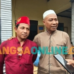 Ketua FPKR, Gus Bahaudin (kanan) bersama Gua Fuad saat memberi keterangan kepada wartawan. Foto: Muji Harjita/BANGSAONLINE