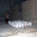 Sebuah gudang yang berada di Kecamatan Jenu yang diduga menyelundupkan puluhan sak semen milik semen indonesia. (Suwandi/BANGSAONLINE)