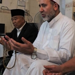 Prof Dr KH Asep Saifuddin Chalim, MA dan Syaikh Muhammad Ahmad Mabruk dari Mesir saat memimpin doa dalam HUT ke-25 atau Seprempat Abad HARIAN BANGSA, Senin (24/2/2025). Foto: A Fauzi/bangsaonline