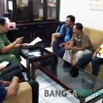 Warga Dusun Balongrejo, Desa Pundong, Kecamatan Diwek, Kabupaten Jombang menunjukkan surat permohonan hearing dengan komisi C DPRD Jombang. foto: Romza/ BANGSAONLINE