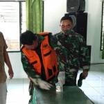Personel TNI saat menjalani tes urine. (foto: ist).