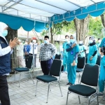 Gubernur Jawa Timur  Khofifah Indar Parawansa saat meninjau pelaksanaan vaksinasi Covid-19 di Kabupaten Gresik, Sabtu (30/1/2021). foto: ist/ bangsaonline.com