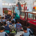 Para siswa saat mendapat pembelajaran ketika berkunjung ke Museum Anjuk Ladang.