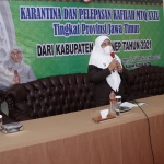 Wakil Bupati Sumenep, Dewi Khalifah, saat pelepasan kafilah MTQ XXIX Jatim.