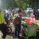 Petugas saat menertibkan pedagang yang berjualan di bahu jalan depan Pasar Baru Gresik. Foto: Ist
