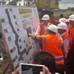 Kepala Balai Besar Wilayah Sungai (BBWS) Jawa Timur Fauzi Idris menjelaskan proyek normalisasi sungai. 