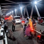 Suasana Jembatan Terusan Bojonegoro Tuban yang dipadati oleh warga sekitar. Foto: EKY NURHADI/ BANGSAONLINE