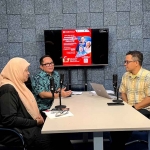 Dari kiri, Ketua Umum Aliansi Jurnalis Independen (AJI) Indonesia Nany Afrida, Corporate Communications Head CIMB Niaga Hery Kurniawan, dan moderator dari Indonesian Institute of Journalism (IIJ) Asnil Bambani Amri. 
