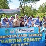 Wali Kota Batu Dewanti Rumpoko saat foto bersama dengan anggota Komunitas Bank Sampah Kota Batu.