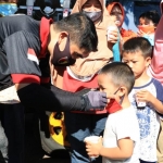 Kapolres Pasuruan AKBP Rofiq Ripto Himawan saat memakaikan masker pada anak-anak.