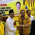 Gus Ipul saat mengembalikan formulir pendaftaran sebagai bacagub dari Partai Golkar. foto: ?DIDI ROSADI/ BANGSAONLINE