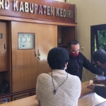 Warga Desa Kambingan, Kecamatan Pagu, Kabupaten Kediri saat mengirim surat pengaduan ke Kantor DPRD Kabupaten Kediri. foto: ist.