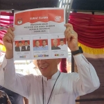 Pj Bupati Bangkalan Arief M. Edi saat menyalurkan hak suaranya di TPS 20 Kelurahan Kraton.