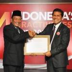 Bupati Gresik, Dr. Ir. H. Sambari Halim Radianto,ST. M.Si (kiri) saat menerima penghargaan Indonesia