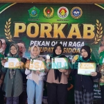 Penyerahan medali untuk atlet catur yang meraih juara di Porkab Sidoarjo 2026. Foto: MUSTAIN/BANGSAONLINE