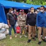 Ketua DPD Gerinda Jatim, Anwar Sadad, didampingi Kharisma Febriansyah, saat mengirim langsung logistik untuk pengungsi erupsi Semeru. Foto: Ist