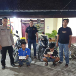 Petugas dari Polsek Jatirogo saat bersama 2 pelaku curanmor yang ditangkap kurang dari 24 jam.