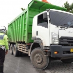 Petugas Satlantas Polres Gresik saat operasi kendaraan pengangkut galian C yang melanggar aturan. Foto: Ist.