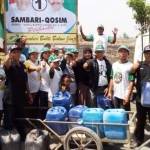 Pendiri RGS-SQ, H Moh Khozin, didampingi istri, Hj Mujiati ketika bantu air bersih di Dusun Karangploso. foto: syuhud/BANGSAONLINE