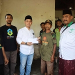 Wakil Bupati Mojokerto, Muhammad Al Barra, saat memberi bantuan kepada anggota Banser.