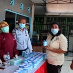Suasana saat petugas dan warga binaan Lapas Kelas IIB Ngawi tengah melakukan tes urine.