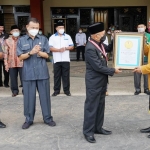 Bupati Sumenep, Busyro Karim menerima penghargaan dari Leprid.