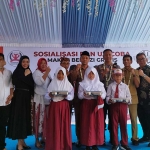 Penyerahan pertama MBG terhadap siswa SDN 1 Proppo Kabupaten Pamekasan.