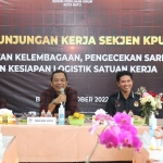 Sekretaris Jenderal KPU RI Bernad Dermawan Sutrisno (pegang mik) didampingi Ketua KPU Kota Batu Mardiono (dua dari kanan) saat kunjungan kerja.