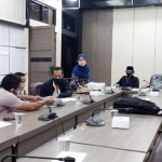 Ketua Komisi II DPRD Gresik, Markasim Halim Widiyanto bersama unsur pimpinan dan anggota ketika menemui LSM Genpatra, kemarin. foto: ist.