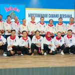 Para Ketua Cabang Terpilih Merpati Putih se-Jawa Timur foto bersama Ahli Waris Mas Hemi (berdiri, lima dari kanan), serta Ketua Pengda Jatim Mas Hari (berdiri, tengah). Foto: YUDI ARIANTO/ BANGSAONLINE