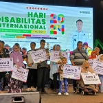 Penyandang disabilitas bertalenta ketika menerima hadiah lomba lomba pada puncak Peringatan Hari Disabilitas Internasional 2024 di GOR Ranggaja Anoraga, Tuban