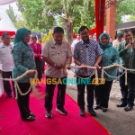 Bupati Nganjuk, Marhaen Djumadi saat prosesi potong pita. Foto: Bambang DJ/BANGSAONLINE
