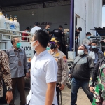 Wali Kota Kediri Abdullah Abu Bakar (kiri) bersama Forkopimda Kota Kediri saat mengecek ketersediaan oksigen di PT Samator di Kelurahan Manisrenggo. (foto: MUJI HARJITA/ BANGSAONLINE)