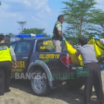 Polisi mengevakuasi mayat perempuan yang ditemukan di Desa Ngumpakdalem, Kecamatan Dander, Bojonegoro.