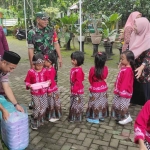 Koperasi Usaha Berkah Kediri Raya saat menggelar simulasi MBG atau makan bergizi gratis di PAUD Taman Cerita Desa Pagu. Foto: Ist