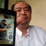 Dody Riyanto, Ketua KNPI Depok, Jawa Barat, menunjukan foto mantan Ketua KNPI Depok periode 2000-2013, Agustian Hermawan yang tewas di Suriah. TEMPO/ Imam Hamdi