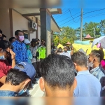 Puluhan warga Desa Patengteng saat demo di Kantor DPMD Bangkalan ditemui Ketua Tim Fasilitasi Pemilihan Kepala Desa (TFPKD) Akhmad Ahadiyan Hamid.