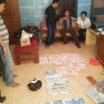 HITUNG: Petugas kepolisian menghitung jumlah upal yang diproduksi di rumah kos, di Desa Plandi, Jombang Kota.