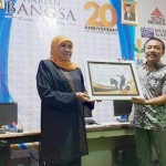 Gubernur Jawa Timur Khofifah Indar Parawansa saat menerima Perhargaan Utama sebagai Pemimpin Tanggap-Trengginas dari Komisaris Utama HARIAN BANGSA M Mas