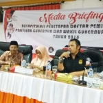 KPU Jawa Timur menetapkan jumlah DPT Pilgub sebanyak 30.155.719 orang. Penetapan itu dilakukan dalam pleno yang dihadiri Bawaslu Jatim dan kedua tim kampanye paslon. foto: DIDI ROSADI/ BANGSAONLINE