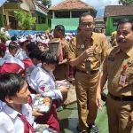 Pelaksanaan program makan bergizi gratis di SDN Girimoyo 2 Karangploso.