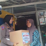 Kasatlantas Polres Jombang, Iptu Rita Puspitasari, saat menyalurkan bantuan ke Sulasmi.