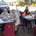 Pelaksanaan rapit test terhadap anggota Satgas Cipkon di gedung Rupatama Mapolres Batu.