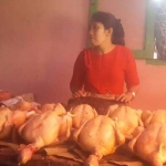 Nurul, salah satu pedagang daging ayam di pasar Kolpajung Pamekasan.