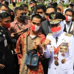 Gubernur Jawa Timur Khofifah Indar Parawansa berswafoto dengan masyarakat yang menghadiri upacara peringatan detik-detik proklamasi di Gedung Negara Grahadi, Surabaya, Rabu (17/8).